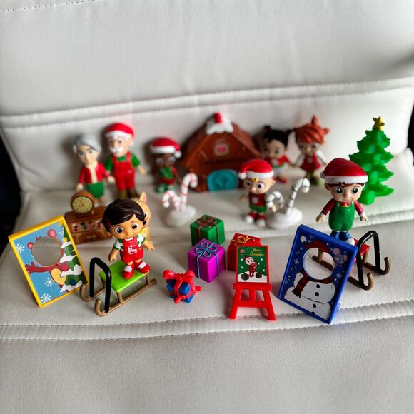 23 Piece Christmas COCOMELON Play Set 9 Family & Friends Figures &14 Play Pcs. - Picture 7 of 8
